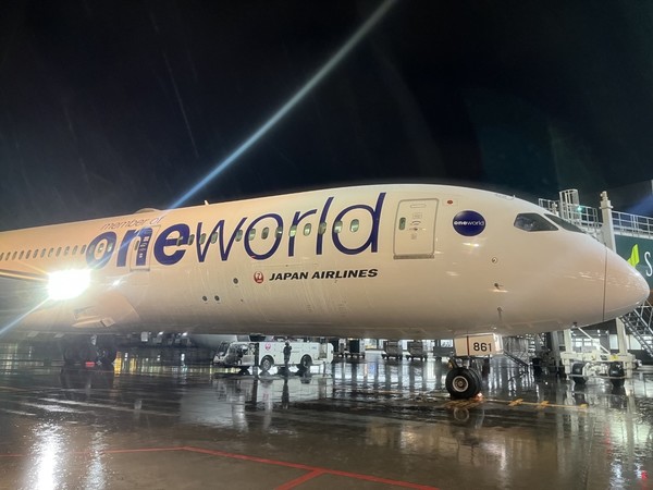 一味違うJAL「ボーイング787」出現！ 伝統の「oneworld」デザイン、初