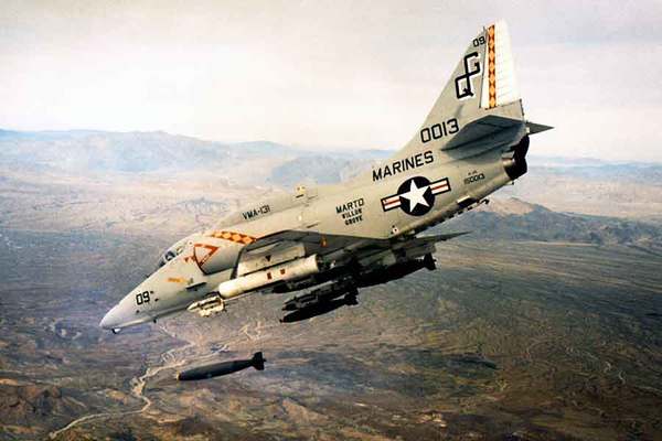 A-4E スカイホーク 1986トップガン トップガン』でマーヴェリックらを翻弄！ A-4「スカイホーク」なぜ70年
