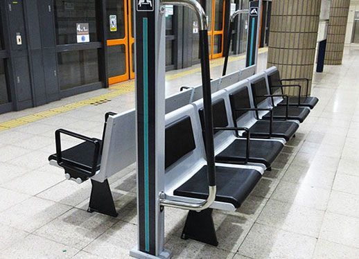 駅ホームのベンチがリニューアル 3種類を使い分け席数35 増 東京メトロ 乗りものニュース