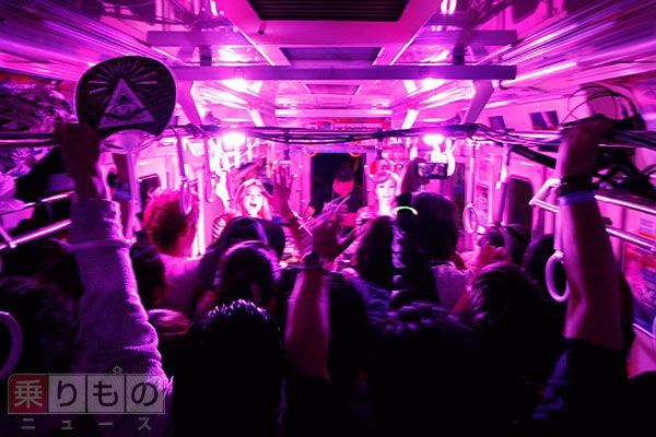 DJは車掌風 クラブ電車、都心を走る 典型的通勤車両が激変 | 乗りものニュース