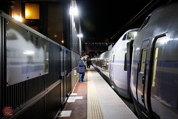 特急 スーパーあずさ 初代車両のe351系が引退 最後の 日本三大車窓 走り長野へ 乗りものニュース