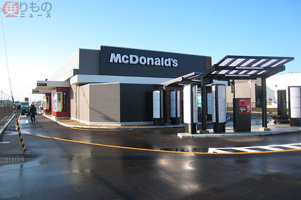 道のど真ん中にマクドナルド なぜできた 日本唯一の立地 上下線からドライブスルー 乗りものニュース 2