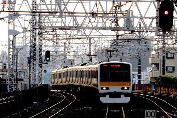 鉄道の信号機、何を運転士に伝えているのか 道路とは異なる色の組み合わせと意味 | 乗りものニュース