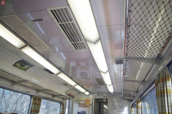 電車の荷物棚が進化する 昔はひもを編んだ「網棚」 いまは「忘れ物防止機能」付きも