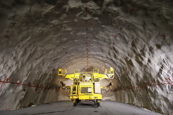 ここを500km/hで超電導リニアが走るのか！工事中の中央新幹線トンネル こうなっていた