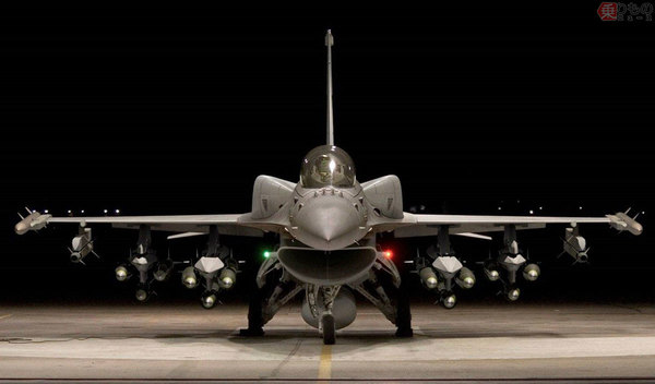 安い 強い 最強 F 16が世界中で売れまくるワケ F 15との比較で見えるその実力とは 乗りものニュース 2