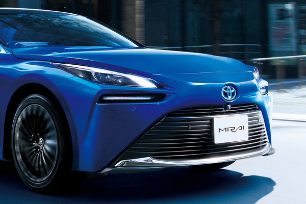 画像ギャラリー 水素カー Mirai 新型 脱炭素の本命なるか 1充填で750km超 走るほど空気キレイ 乗りものニュース