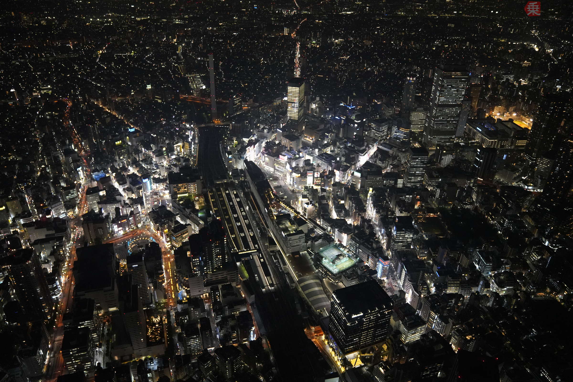 空から撮った鉄道 夜の東京はターミナル駅も眩い 乗りものニュース