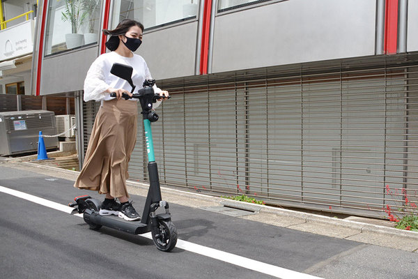 電動キックボードシェアようやく本格化 ノーヘルok 交通ルールは混沌の過渡期 乗りものニュース 2