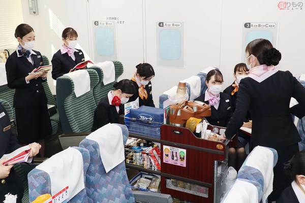 車内販売ワゴン なぜ行きすぎて戻るのか ユラユラしてるのか 新人パーサー研修を取材 乗りものニュース 3