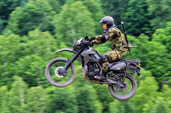 自衛隊や米軍も重用する カワサキ とは 米軍はディーゼル仕様も 二輪ならではの戦術 乗りものニュース 2