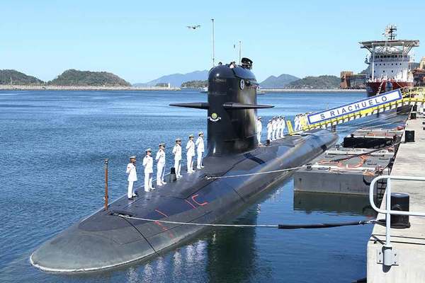 原潜導入の布石？ 仏西共同開発の輸出専用潜水艦スコルペヌ級 ブラジル向け1番艦が就役 乗りものニュース
