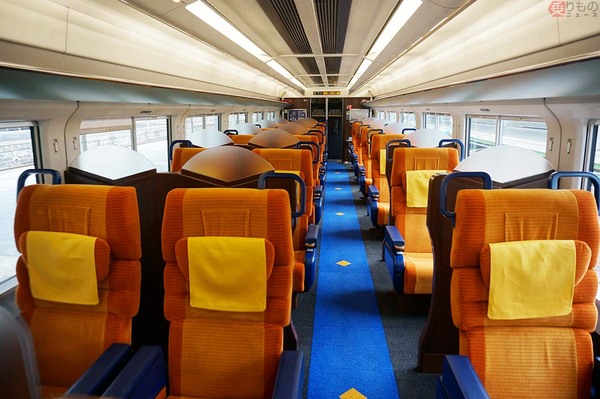 画像ギャラリー | “座席鉄”が選ぶ「JRで快適な特急列車」ベスト5 新幹線の座席超え 前代未聞の巨大空間も | 乗りものニュース