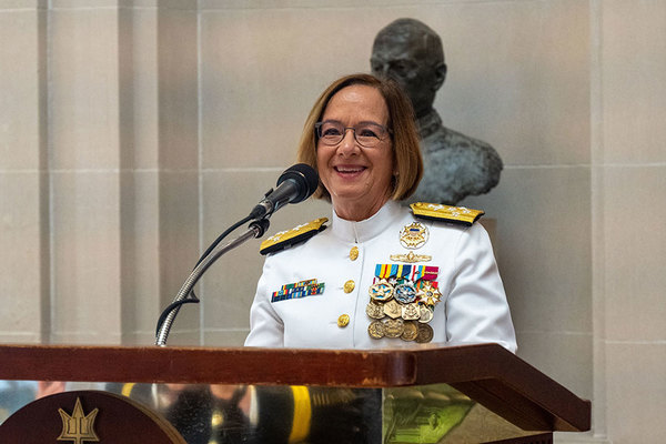 史上初! 米海軍トップ「作戦部長」に女性大将が就任 統合参謀本部メンバーとしても快挙 | 乗りものニュース