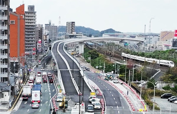 画像ギャラリー まるでワープな“快適バイパス”全通の効果てきめん? 国道3号「黒崎バイパス」で駅前の渋滞激減「目に見えて車減った」