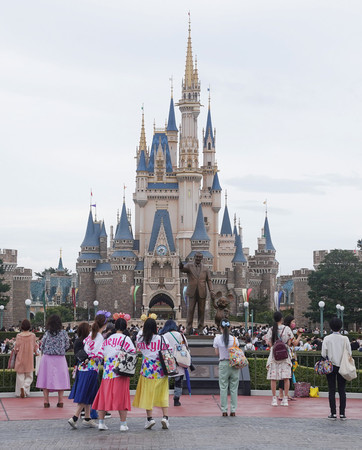 東京ディズニー 時短営業継続 酒類提供も見送り コロナ対策 乗りものニュース