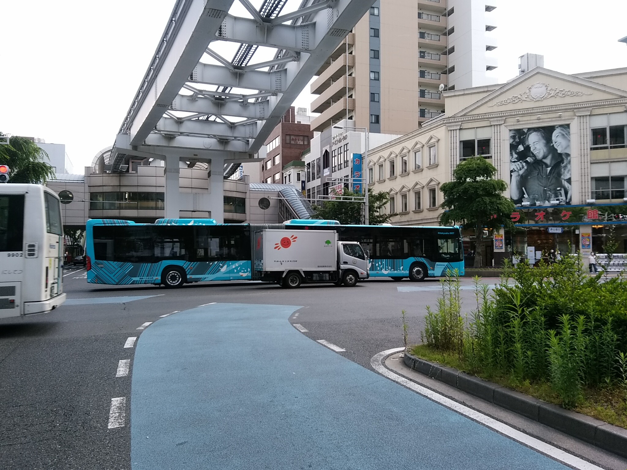 小倉から黒崎を走る連節バス 教習車ですが みんなの乗りものニュース