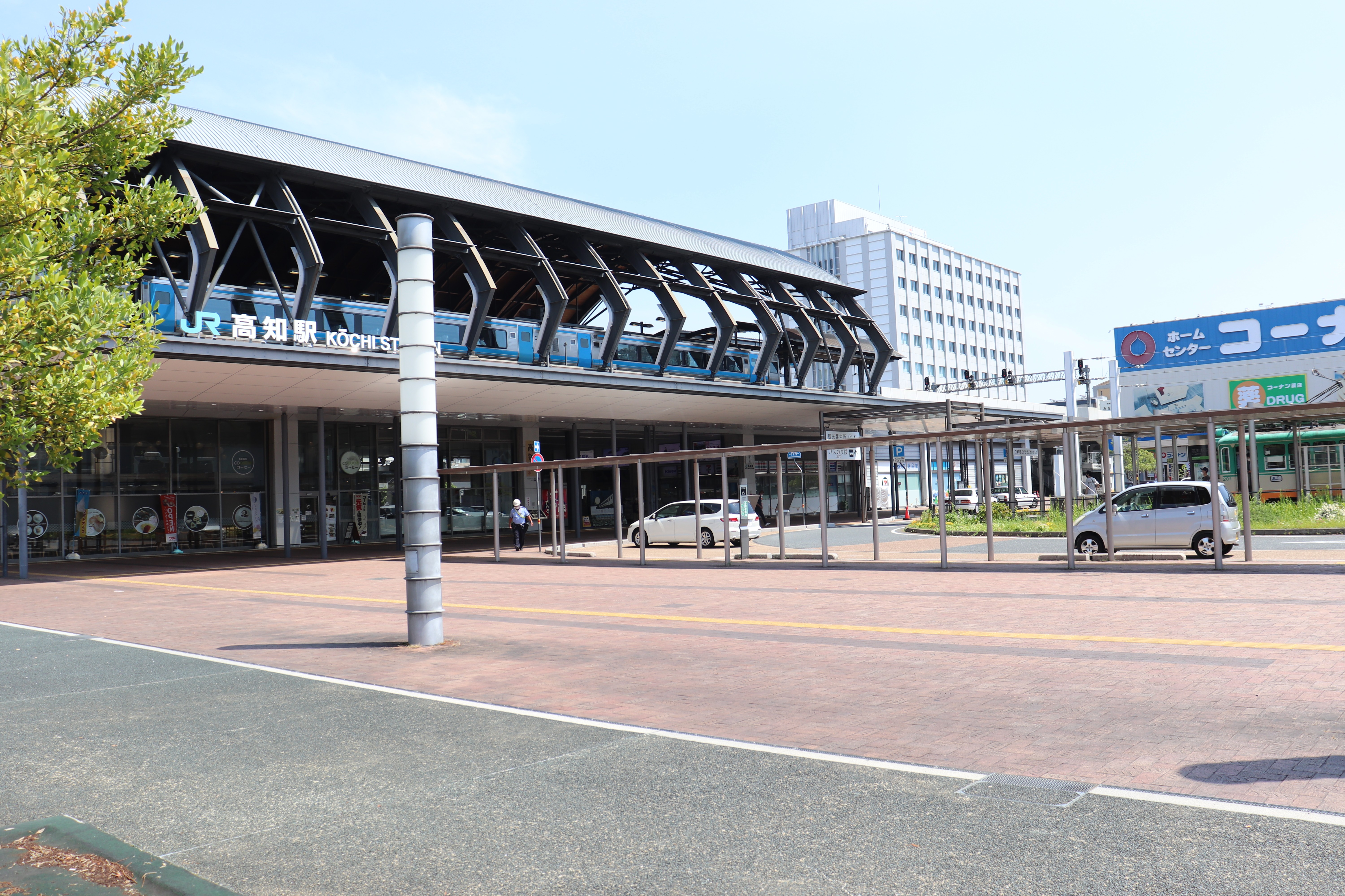 高知駅の写真 四国の県庁所在地の駅舎で最 みんなの乗りものニュース