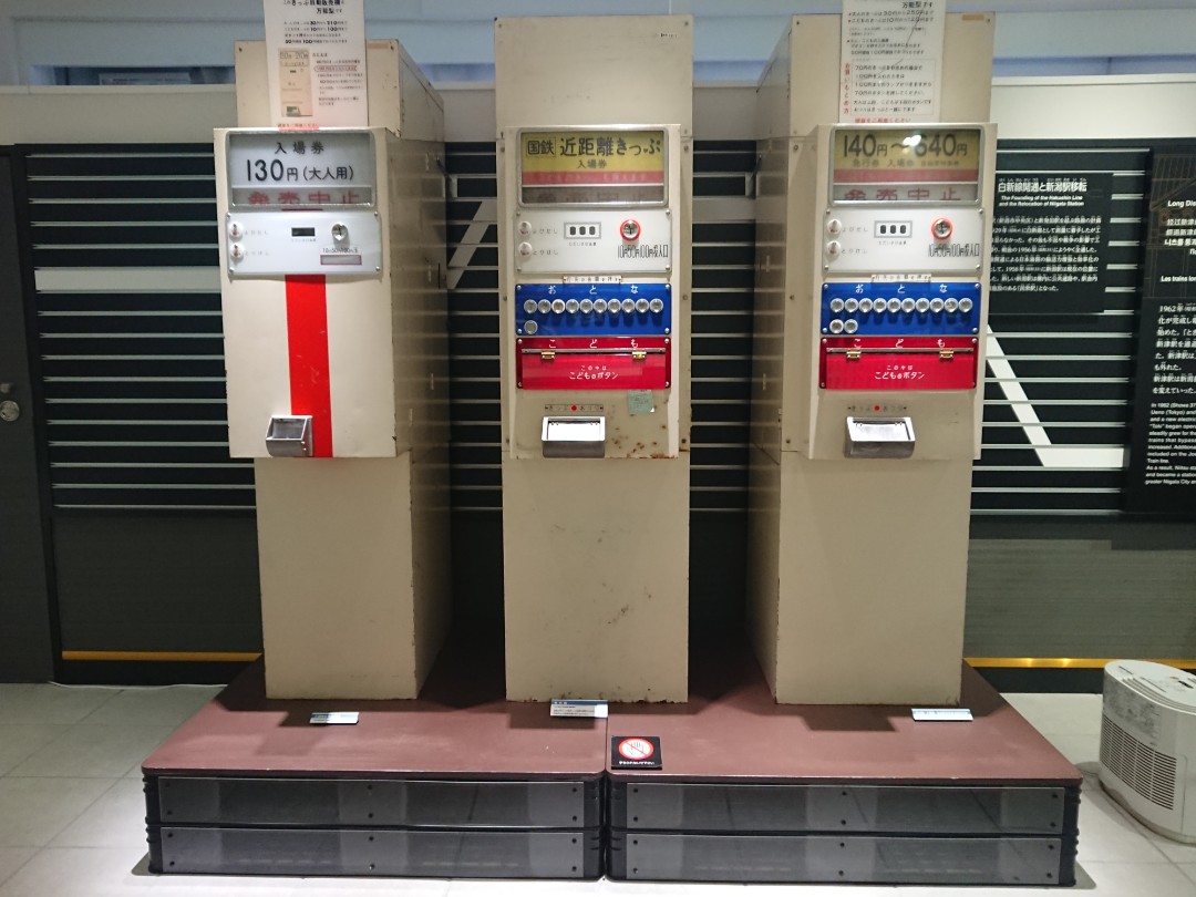 ボタン式/タッチレス発券機オプション：受付案内プレート付木製
